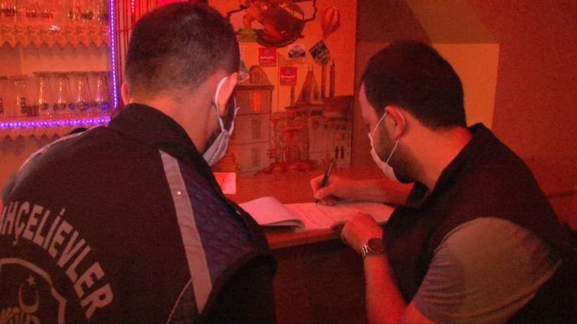 İstanbul'da yasağa aldırış etmeyen pavyona polis baskını mekan mühürlendi - Resim: 1