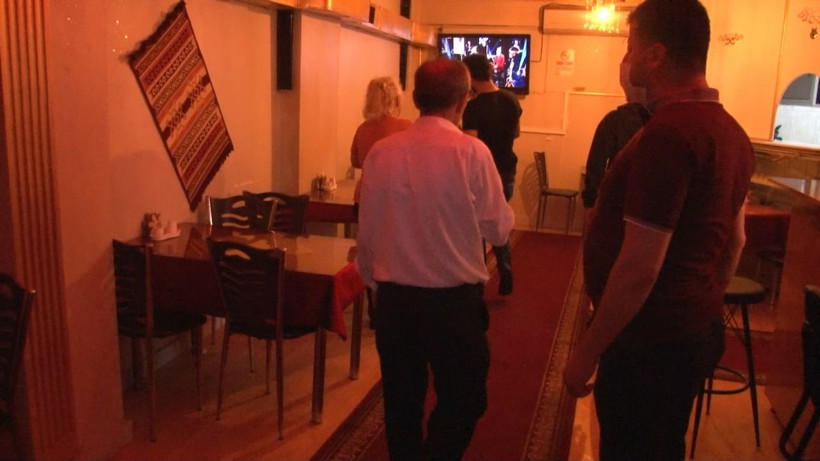 İstanbul'da yasağa aldırış etmeyen pavyona polis baskını mekan mühürlendi - Resim: 2