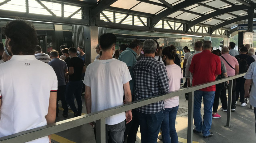Metrobüs durağında endişelendiren görüntüler! Sosyal mesafe yok kalabalık çok - Resim: 2