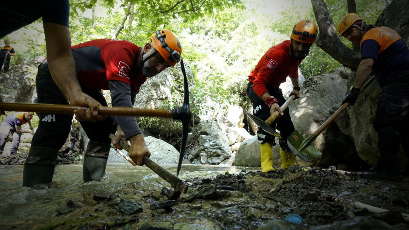 Bursa'da selde kaybolan genç kızı arama çalışmaları güçlükle devam ediyor - Resim: 3