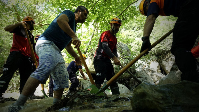 Bursa'da selde kaybolan genç kızı arama çalışmaları güçlükle devam ediyor - Resim: 4