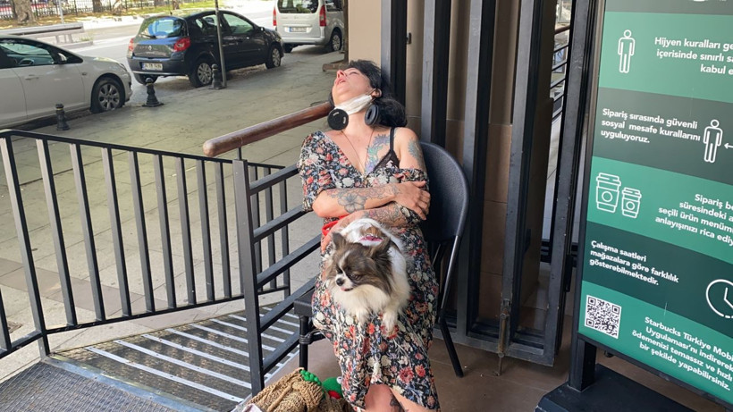 İstanbul'un göbeğinde genç kadın sandalyede sızıp kaldı! Köpeğimden ayırmayın - Resim: 1