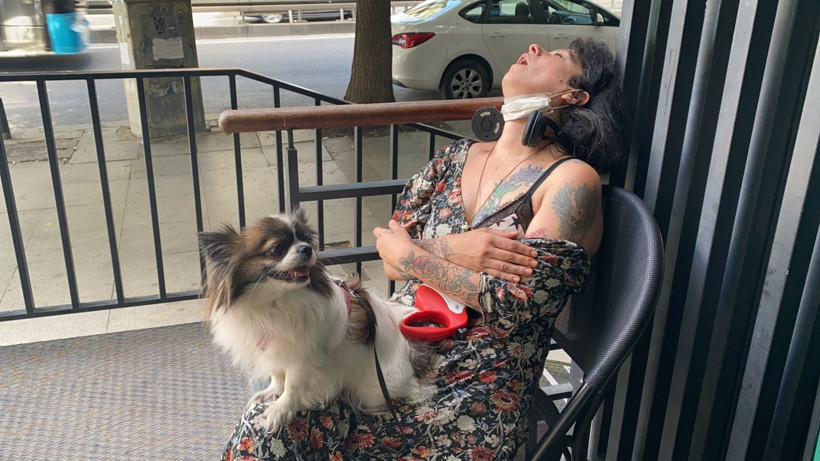 İstanbul'un göbeğinde genç kadın sandalyede sızıp kaldı! Köpeğimden ayırmayın - Resim: 2