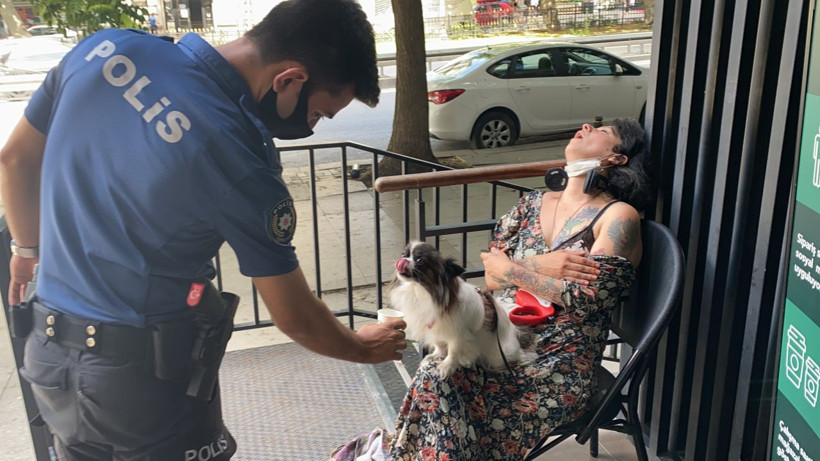 İstanbul'un göbeğinde genç kadın sandalyede sızıp kaldı! Köpeğimden ayırmayın - Resim: 3