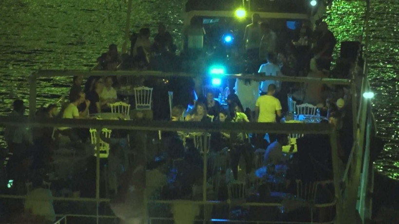 Koronavirüse aldırmadılar! İstanbul Boğazı'nda skandal görüntüler - Resim: 1