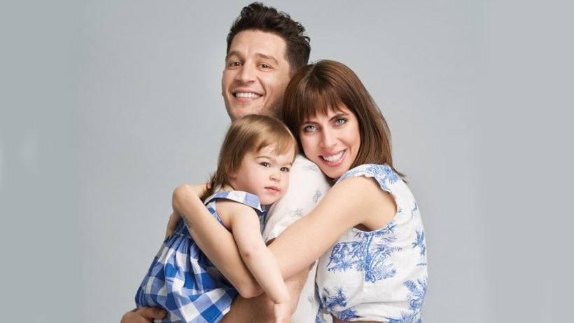 Uraz Kaygılaroğlu Cemre Ebüzziya'yı öpmeye doyamadı! Yeni sevgilisi bakın kim - Resim: 1