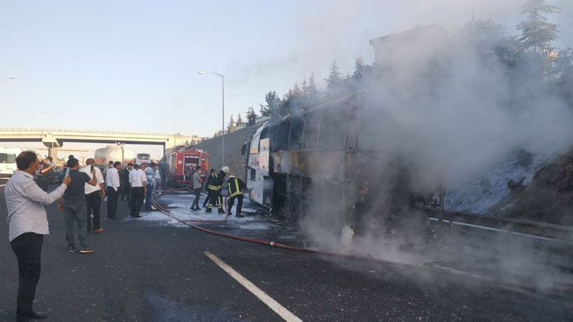 Facianın eşiğinden dönüldü!  Kocaeli'de seyir halindeki yolcu otobüsü yandı - Resim: 1
