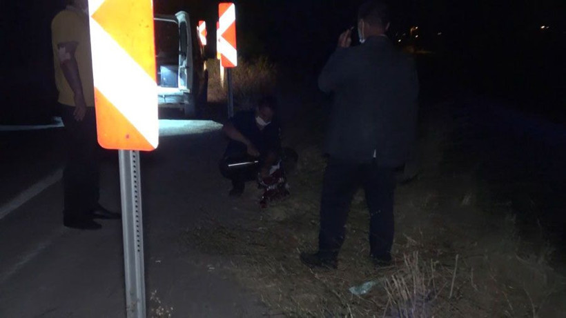 Kırıkkale'de pes dedirten görüntü! Kaza yaptıkları araçtan çıkar çıkmaz çay içtiler - Resim: 1