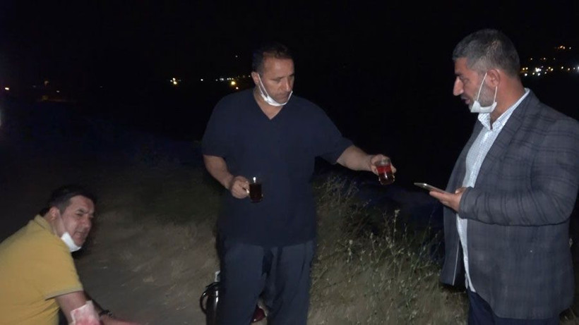 Kırıkkale'de pes dedirten görüntü! Kaza yaptıkları araçtan çıkar çıkmaz çay içtiler - Resim: 2