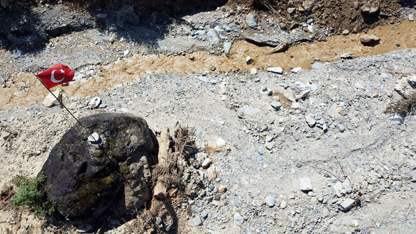 Giresun'u yıkan sel Türk bayrağı dikili kayayı yerinden oynatamadı - Resim: 1