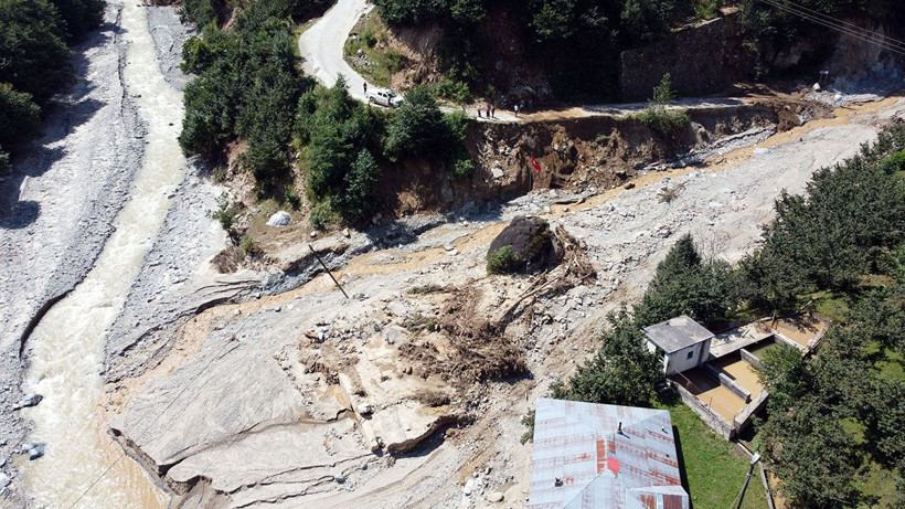 Giresun'u yıkan sel Türk bayrağı dikili kayayı yerinden oynatamadı - Resim: 3