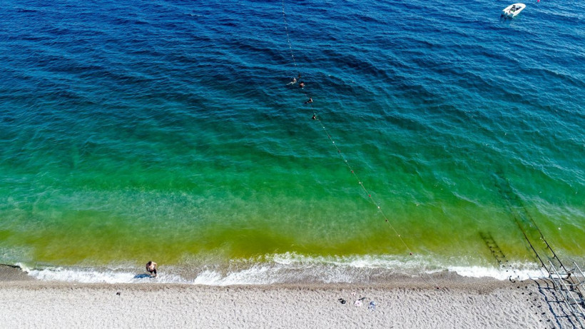 Antalya Konyaaltı sahilinin rengi bir anda değişti denizdekiler korkuyla çıktı - Resim: 2