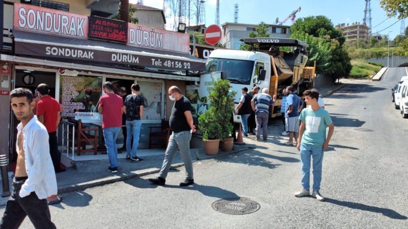 Üsküdar'da çekicinin çarptığı otomobil kebapçıya girdi - Resim: 1