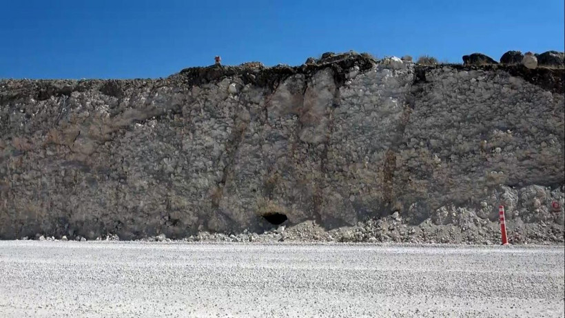 Van'da yol yaparken ortaya çıktı Urartular'a ait 2 kaya mezarı bulundu - Resim: 1