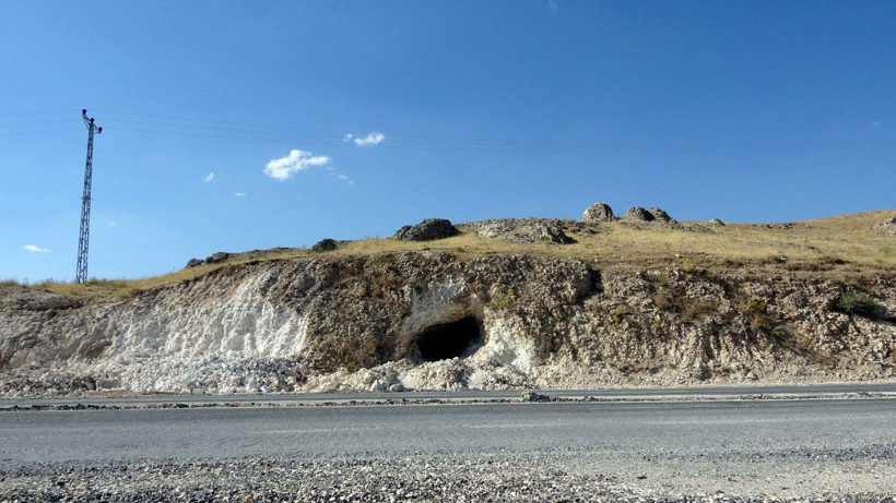 Van'da yol yaparken ortaya çıktı Urartular'a ait 2 kaya mezarı bulundu - Resim: 2