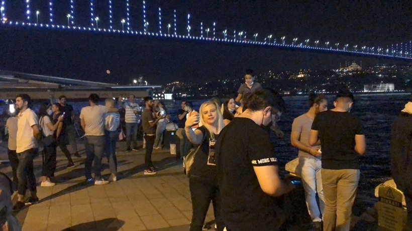 İstanbul'da selfie uğruna virüs kurallarını hiçe saydılar - Resim: 1