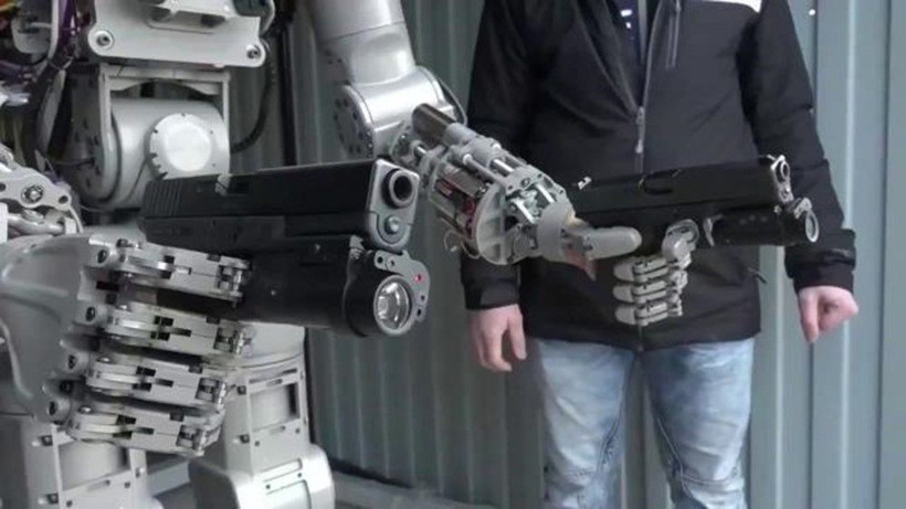 İnsansı robot Fedor'un Twitter hesabı kapatıldı silah taşıyıp araba kullanabiliyor! - Resim: 1