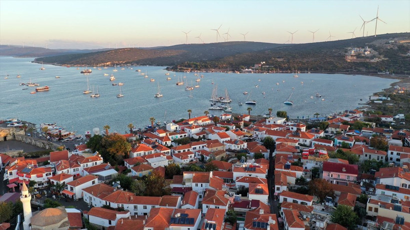 Seferihisar'da deprem sonrası taşan deniz bugün çekildi kimileri denizde yürüdü - Resim: 2