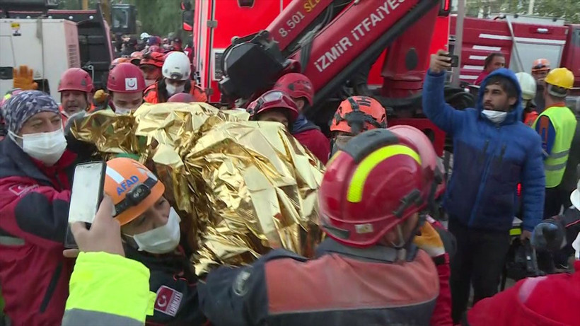 İzmir'de mucize oldu! 65 saat sonra 3 yaşındaki Elif Perinçek enkazdan yaralı çıkarıldı - Resim: 2