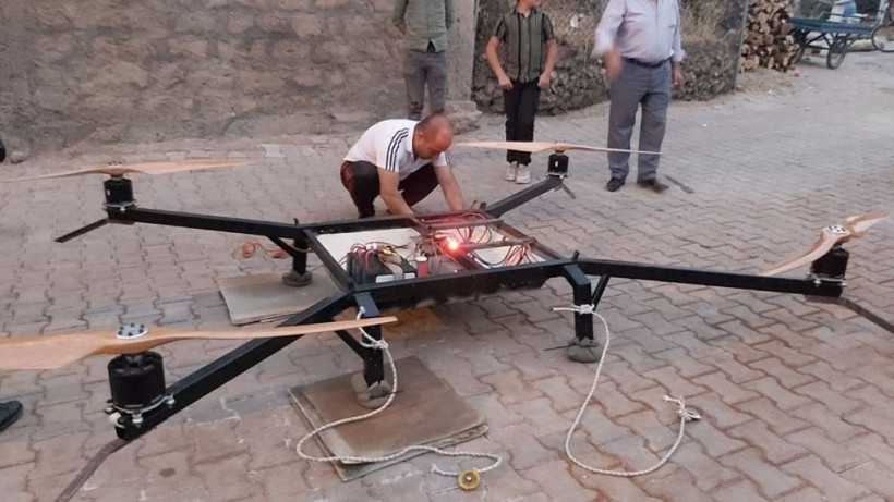 Siirt'te kıt kaynaklarla uçan araba yaptı buzdolabı motoruyla uçurmayı başardı - Resim: 1