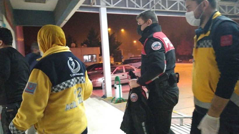 Yalova'da silahlı yaralama şüphelisinin yakınları ile polis arasında arbede! 2 polis yaralı, 9 gözaltı var - Resim: 1