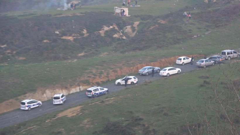 Arnavutköy'de pes dedirten görüntü! Kısıtlamada piknik yaptılar, polisi görünce kaçtılar - Resim: 3