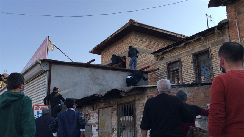 Adana’da polisten kaçarken kaza yapan araçtan çıktı polis mahalleyi ablukaya aldı - Resim: 2