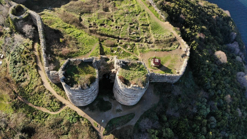 İstanbul Beykoz'da UNESCO listesindeki tarihi Yoros Kalesi harabeye döndü - Resim: 3