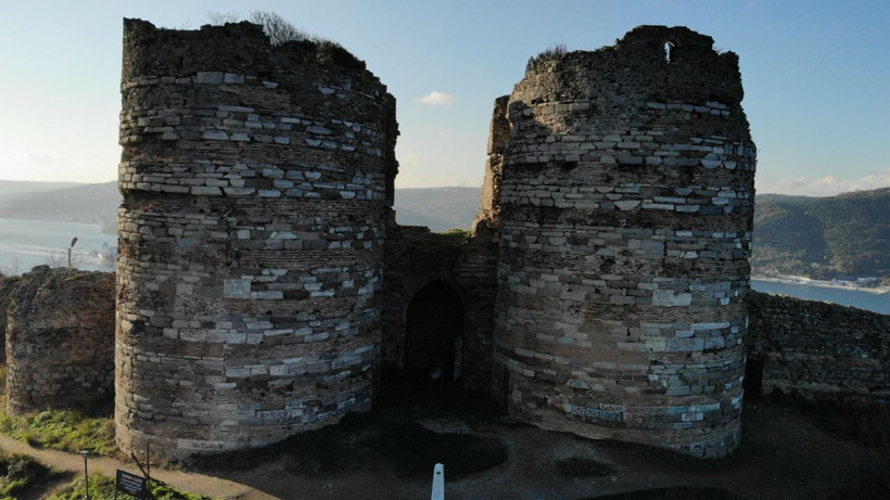 İstanbul Beykoz'da UNESCO listesindeki tarihi Yoros Kalesi harabeye döndü - Resim: 4