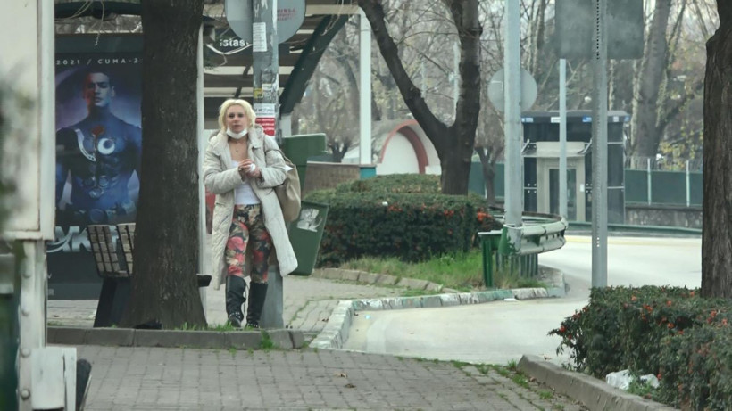 Bursa'da şok görüntüler bir kadın yol kenarında fuhuş pazarlığı yaparken görüntülendi - Resim: 4