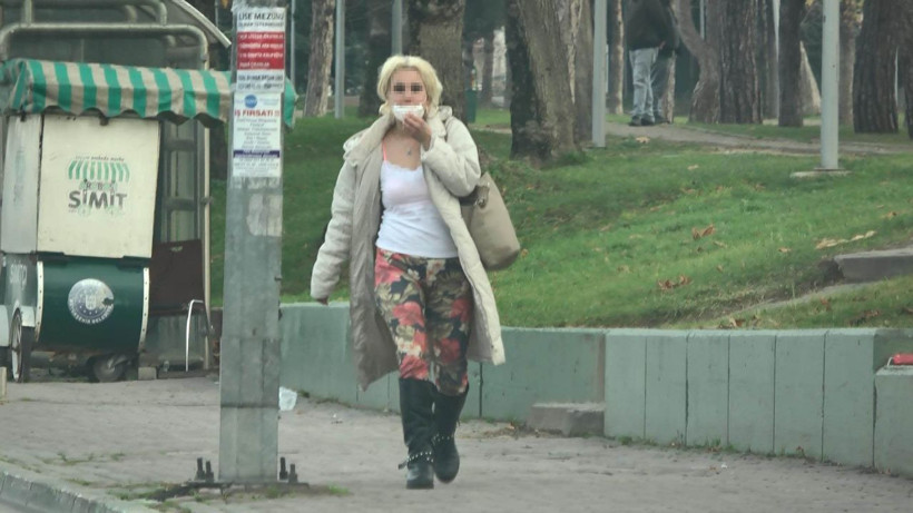 Bursa'da şok görüntüler bir kadın yol kenarında fuhuş pazarlığı yaparken görüntülendi - Resim: 1