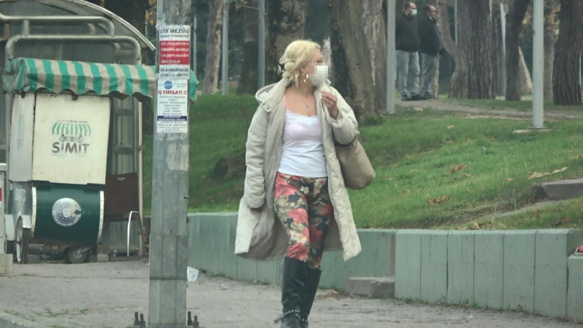 Bursa'da şok görüntüler bir kadın yol kenarında fuhuş pazarlığı yaparken görüntülendi - Resim: 2