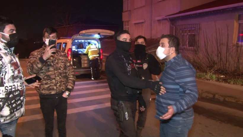 Pendik'te arabayla evin bahçesine uçtular! 'Her şeyden ceza yedik' deyip güldüler - Resim: 1