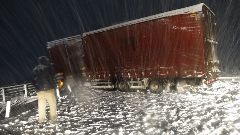 Kar yağışı nedeniyle Sivas-Kayseri kara yolunda çok sayıda araç mahsur kaldı - Resim: 2