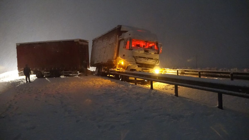 Kar yağışı nedeniyle Sivas-Kayseri kara yolunda çok sayıda araç mahsur kaldı - Resim: 4