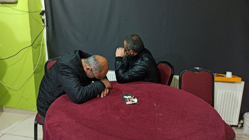 Bursa'da kumar baskınında yakalandılar! Tanınmamak için maskeyle gözlerini kapattılar - Resim: 1