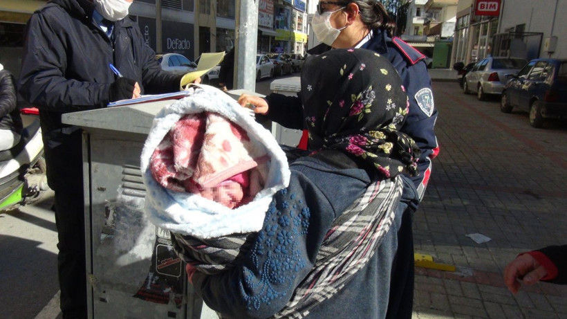 Dondurucu soğukta 10 günlük bebeğiyle dilenirken yakalandı, pişkinliğiyle 'PES' dedirtti - Resim: 1