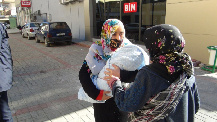 Dondurucu soğukta 10 günlük bebeğiyle dilenirken yakalandı, pişkinliğiyle 'PES' dedirtti - Resim: 3