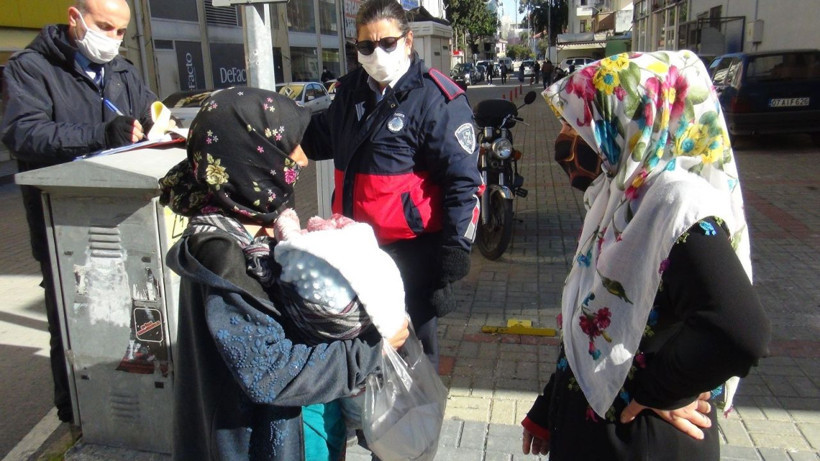 Dondurucu soğukta 10 günlük bebeğiyle dilenirken yakalandı, pişkinliğiyle 'PES' dedirtti - Resim: 2
