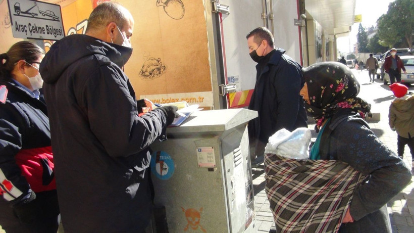 Dondurucu soğukta 10 günlük bebeğiyle dilenirken yakalandı, pişkinliğiyle 'PES' dedirtti - Resim: 4