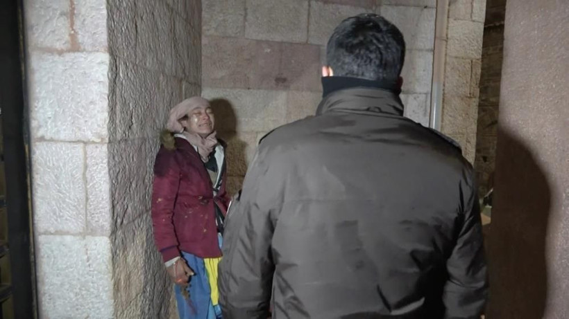 Bursa'da donmak üzereydi! Yürek yakan olayda evsiz kadını polis kurtardı - Resim: 2