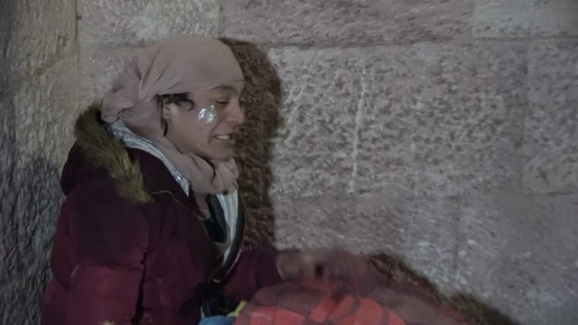 Bursa'da donmak üzereydi! Yürek yakan olayda evsiz kadını polis kurtardı - Resim: 1