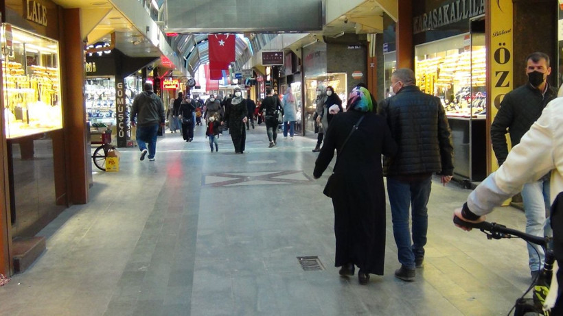 Altın düştü, düğün yapacaklar kuyumculara koştu! Uzmanı uyardı: Altın tekrar zirveyi görecek - Resim: 1