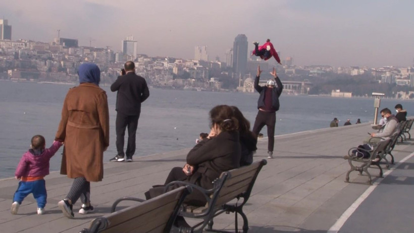 Pes dedirten görüntü! Kuralları sallayan olmadı sahiller parklar doldu taştı - Resim: 2