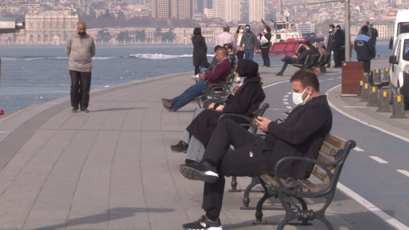 Pes dedirten görüntü! Kuralları sallayan olmadı sahiller parklar doldu taştı - Resim: 3