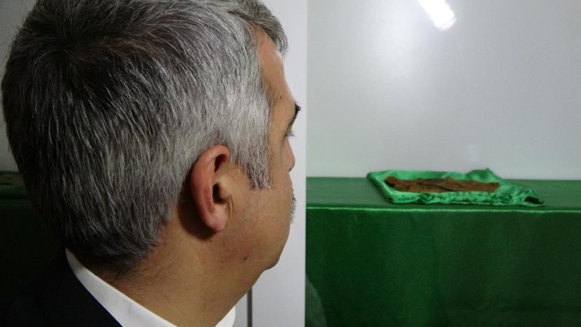 Hakkari'de dedelerinden kaldı! HZ. Muhammed'e ait kutsal emanetleri saklıyor - Resim: 2