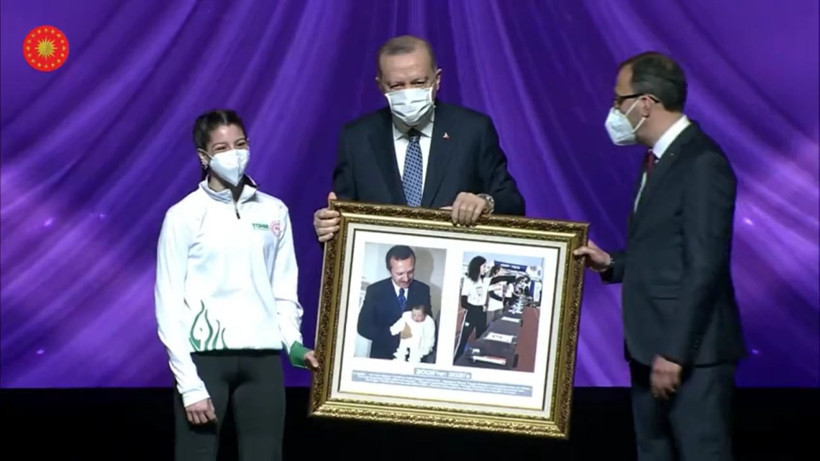 Cumhurbaşkanı Erdoğan'a 18 yıl sonra büyük sürpriz! Selen Gülel kimdir anne ve babası - Resim: 2