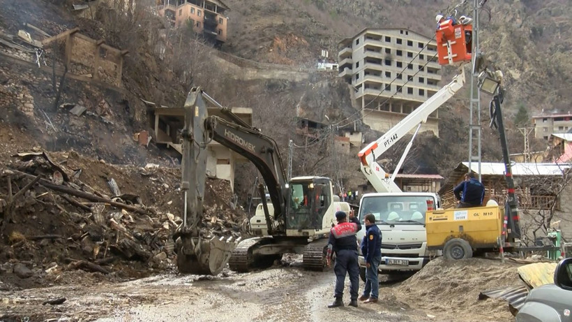 Artvin'de yanan Dereiçi köyü enkazında altın arıyor! Facianın izleri siliniyor - Resim: 2