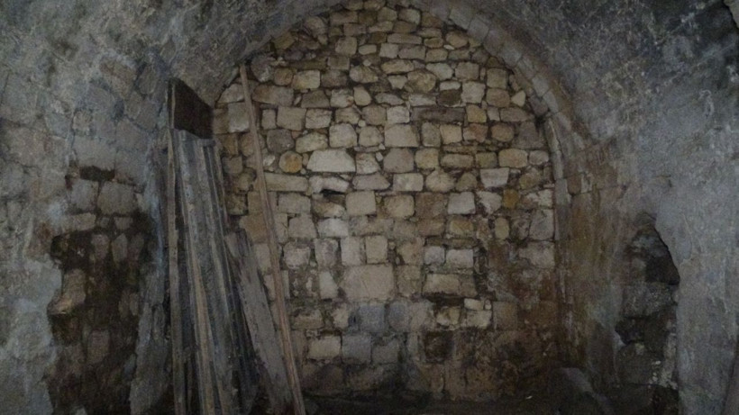 Mardin'de dudak uçuklatan fiyata satışa çıkarıldı! İçinde tünel ve mezarlar var - Resim: 1