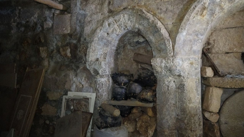 Mardin'de dudak uçuklatan fiyata satışa çıkarıldı! İçinde tünel ve mezarlar var - Resim: 4